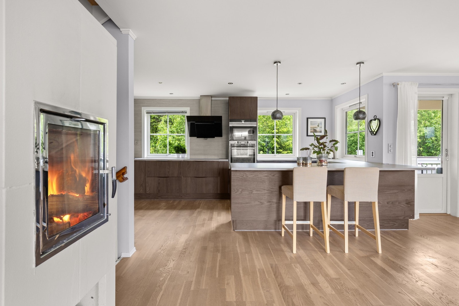 Moderne kjøkkeninnredning med rikelig benkeplass Galleribilde