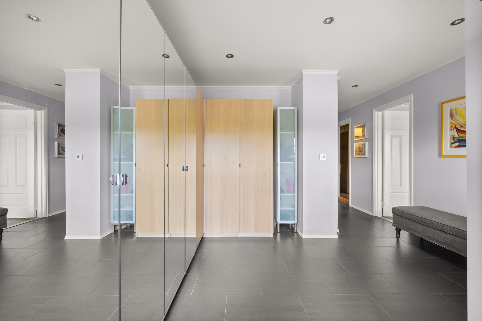 Romslig hall med praktisk oppbevaring Galleribilde