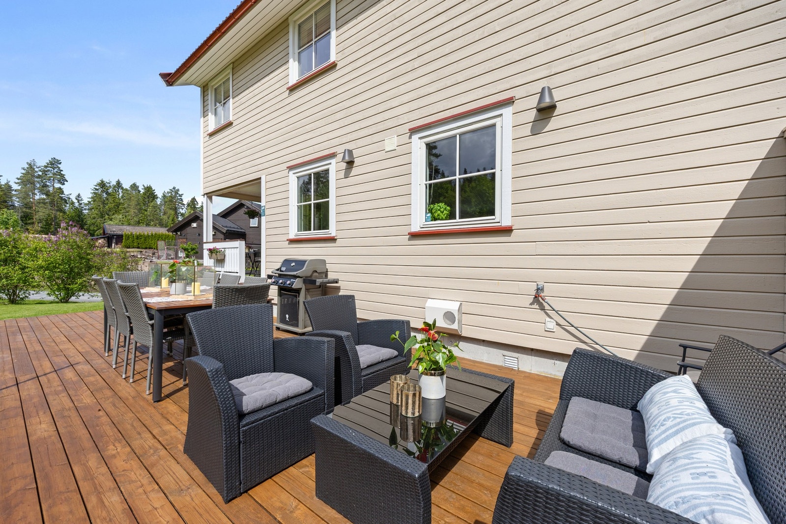 Dette fører videre ned til terrasseplattingen som er oppmålt til 34 kvm Galleribilde