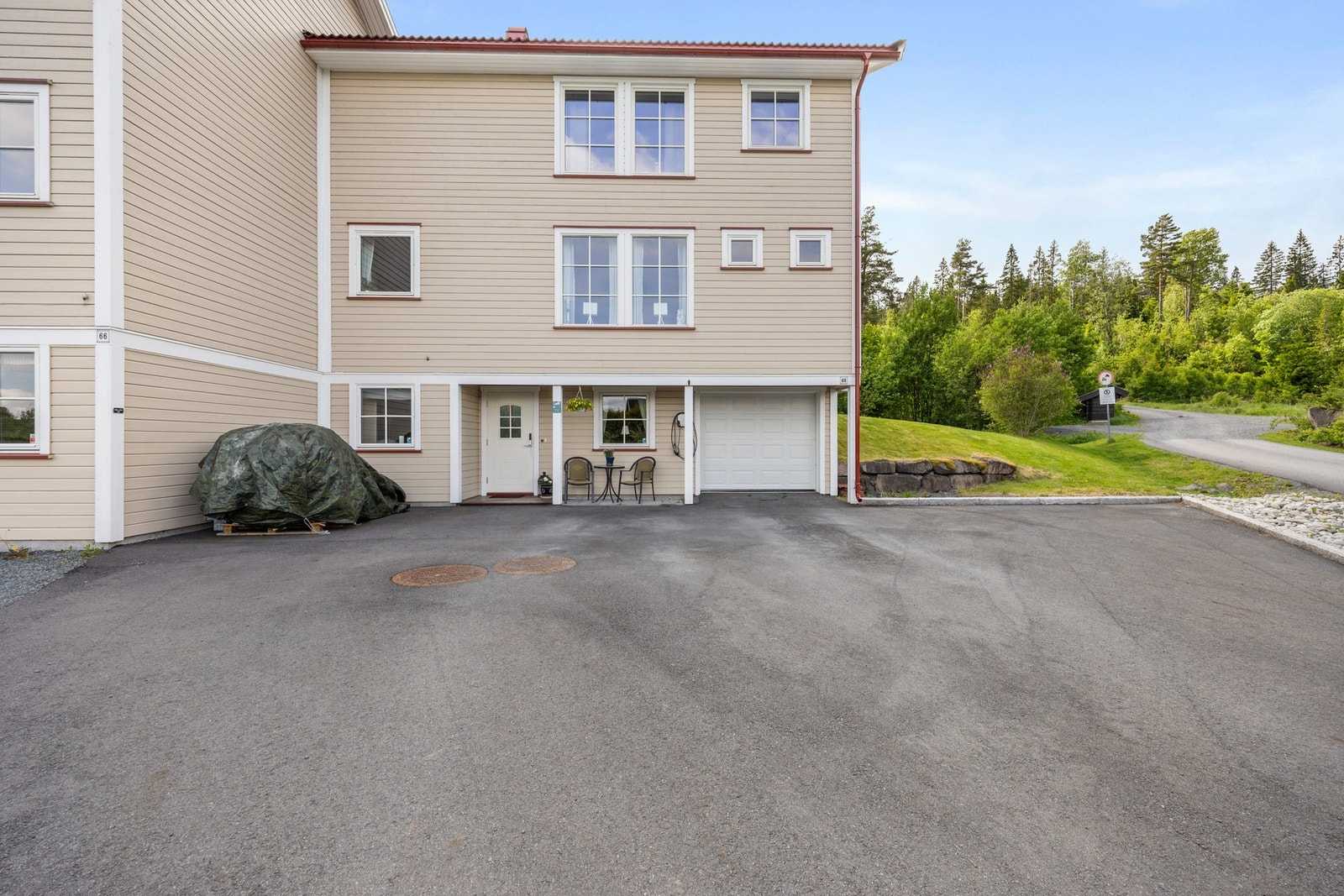 Det er garasje med elbillader - samt at det er plass til ytterligere 3 biler på gårdsplassen Galleribilde