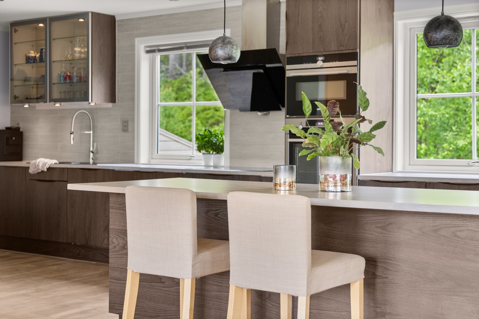 Smart løsning med spiseplass på kjøkkenøya - ideelt til frokost og sosiale måltider Galleribilde