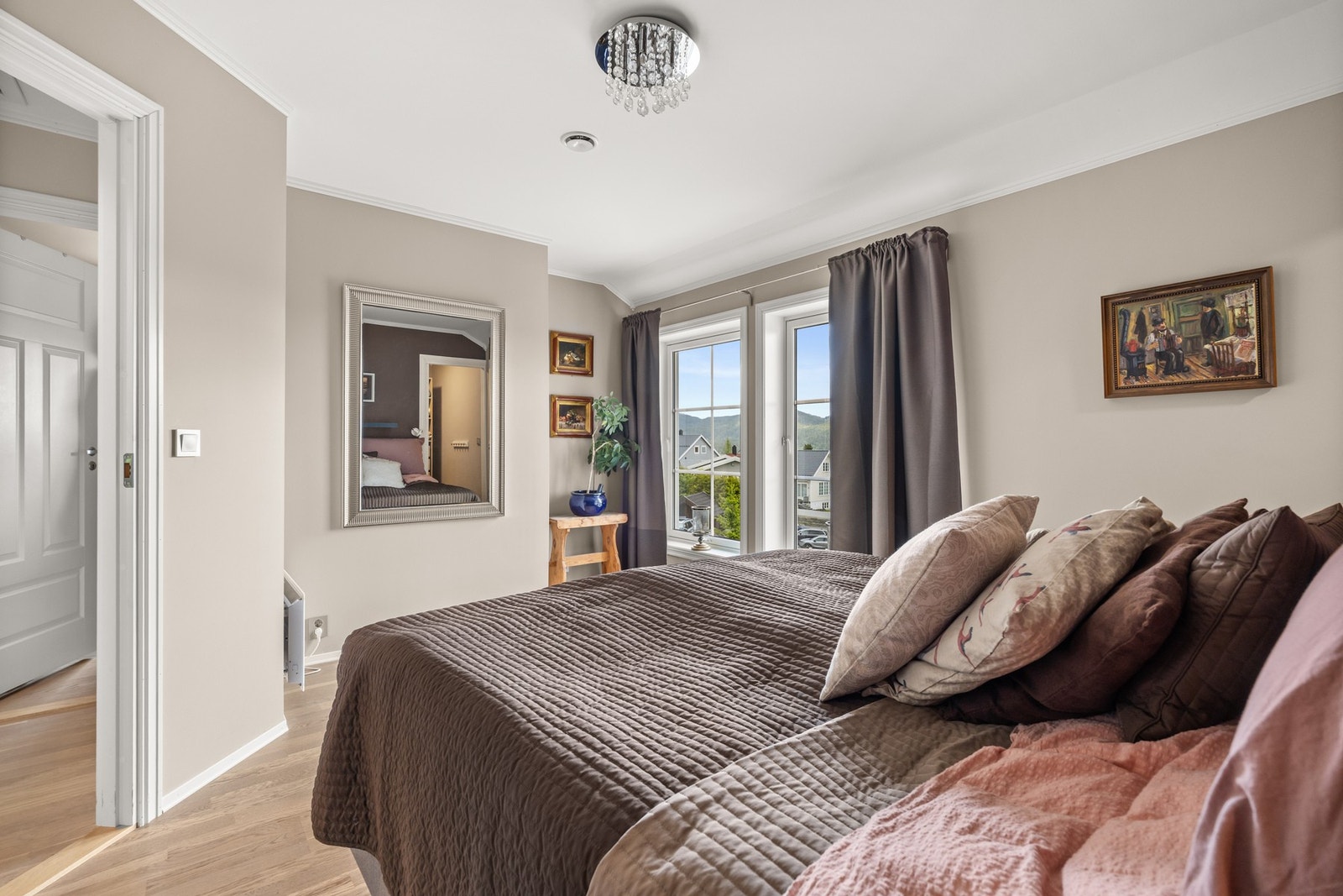 Lyst og innbydende hovedsoverom Galleribilde