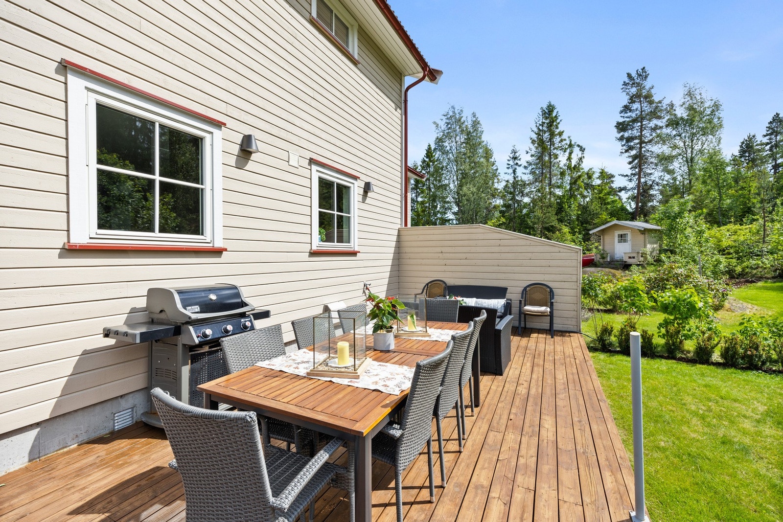 Her er det god plass til grill, spisebord og andre utemøbler - skjermet og solrikt. Galleribilde