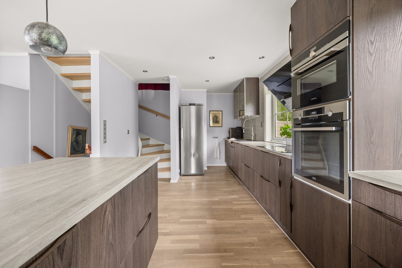 Kjøleskap er frittstående, og medfølger handelen Galleribilde