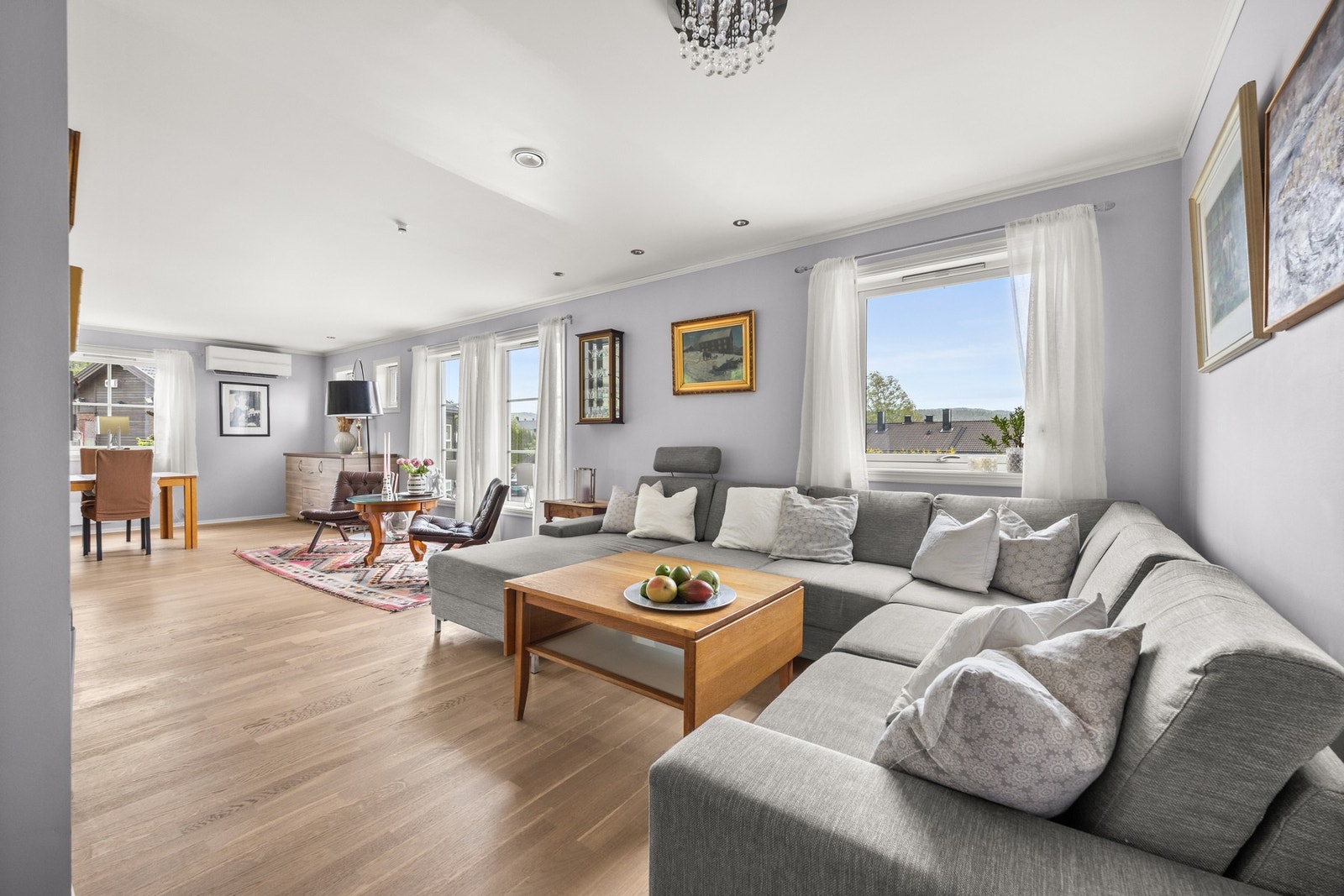 Lun og koselig atmosfære med peis og store vinduer Galleribilde