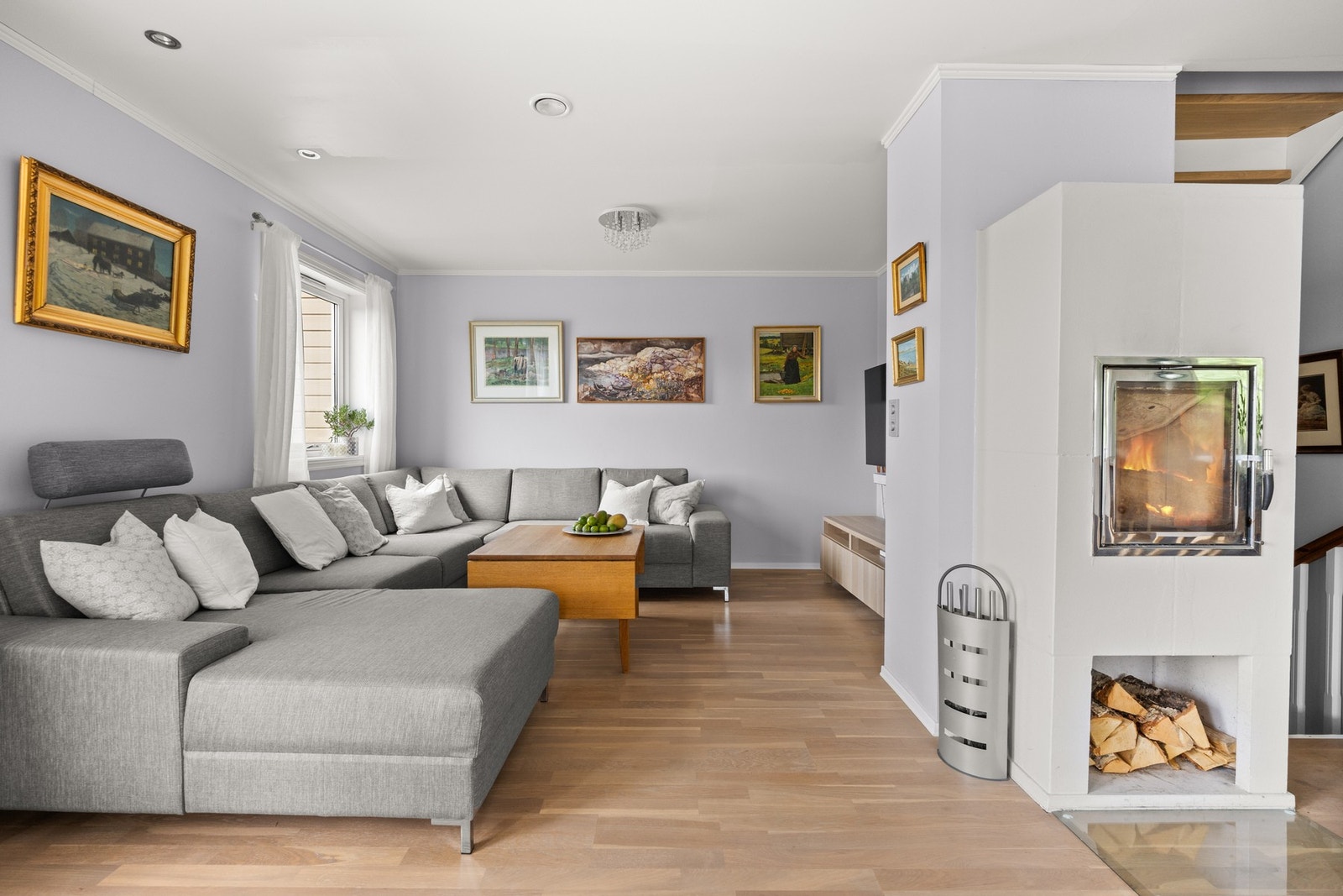 Stue med god plass til sofakrok med tilhørende mediemøblement Galleribilde