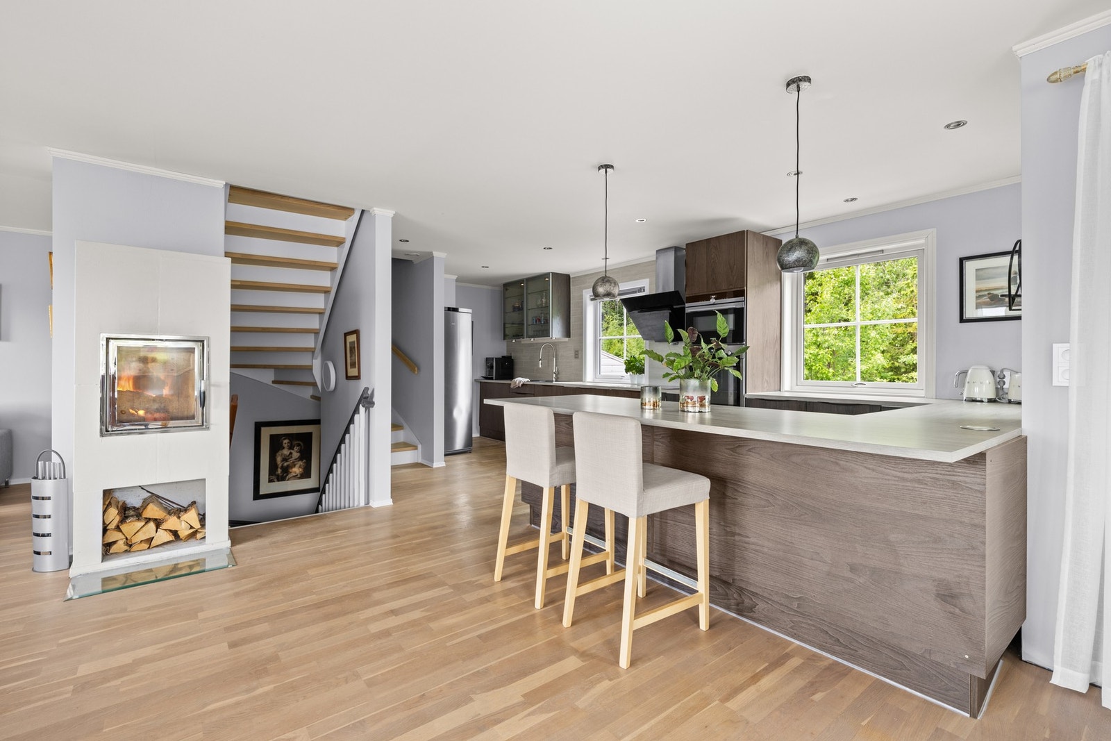 Åpen kjøkkenløsning - praktisk og sosial utforming. Galleribilde