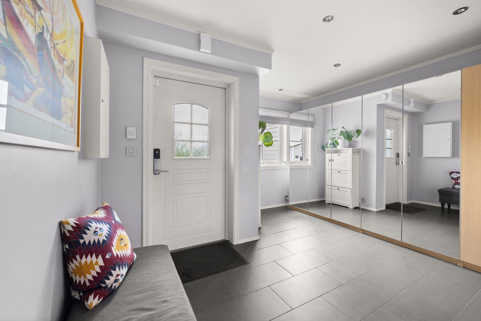 Entré med fliser, god lagringsplass og garderobeskap med speildører Galleribilde