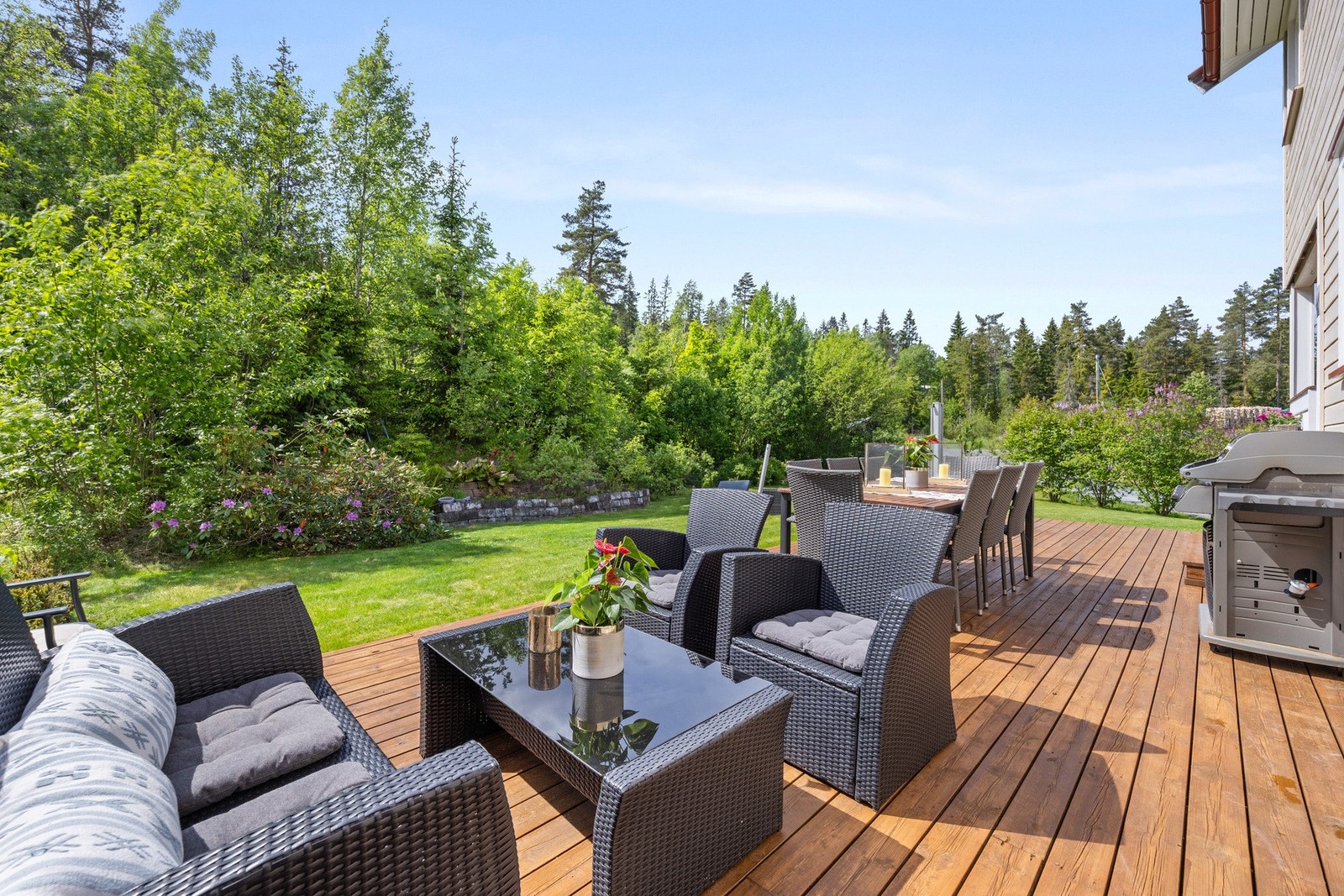 Uteområdet er sydvestvendt som byr på meget gode solforhold Galleribilde