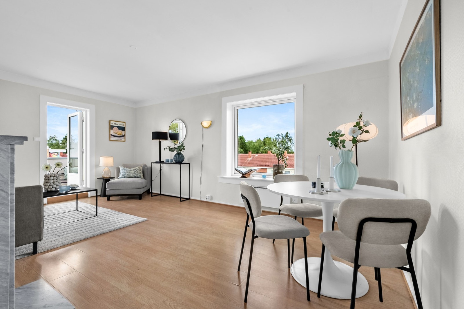 Lys og romslig stue, med mulighet for soneinndeling. Galleribilde