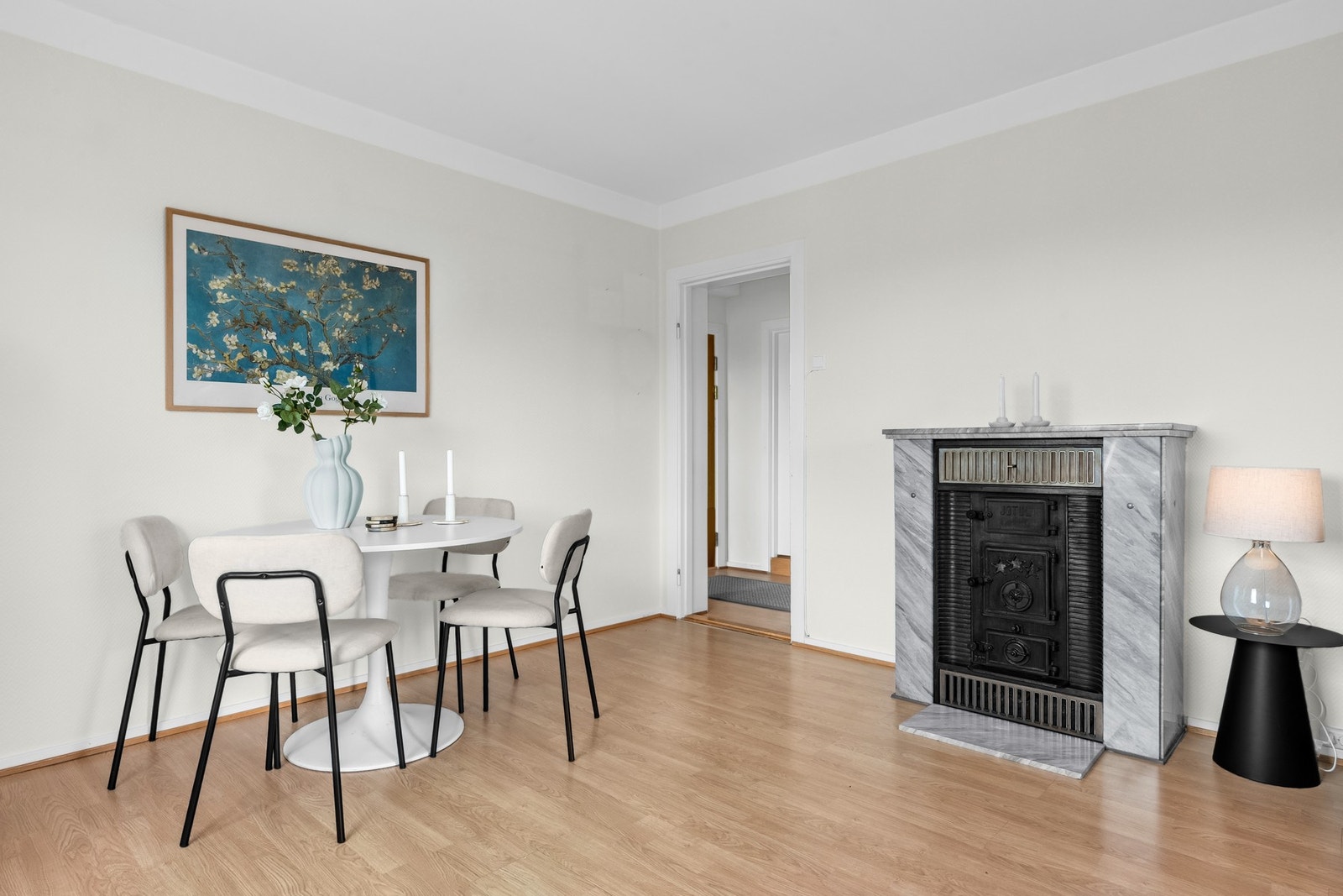 Vedkamin i stuen gir mulighet for ekstra hygge og varme på kalde høst- og vinterkvelder. Galleribilde