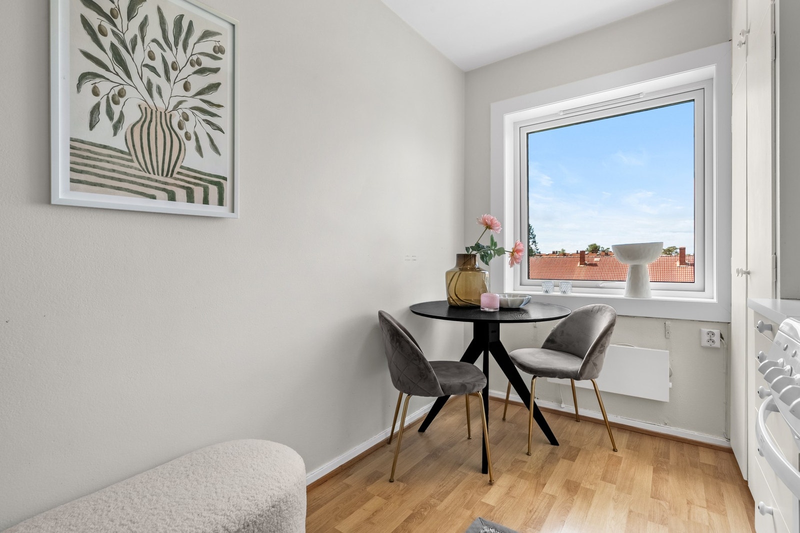 Det er plass til spisebord ved vindu. Galleribilde