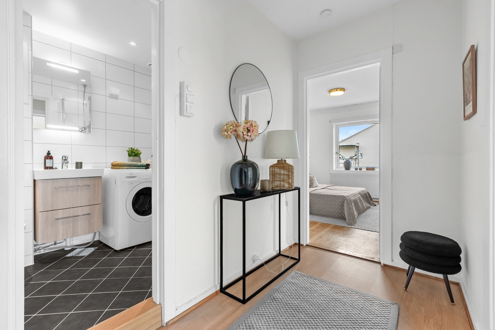 Via entreen kommer man til badet. Pent, flislagt baderom med termostatstyrte varmekabler i gulv og downlights i himling. Galleribilde