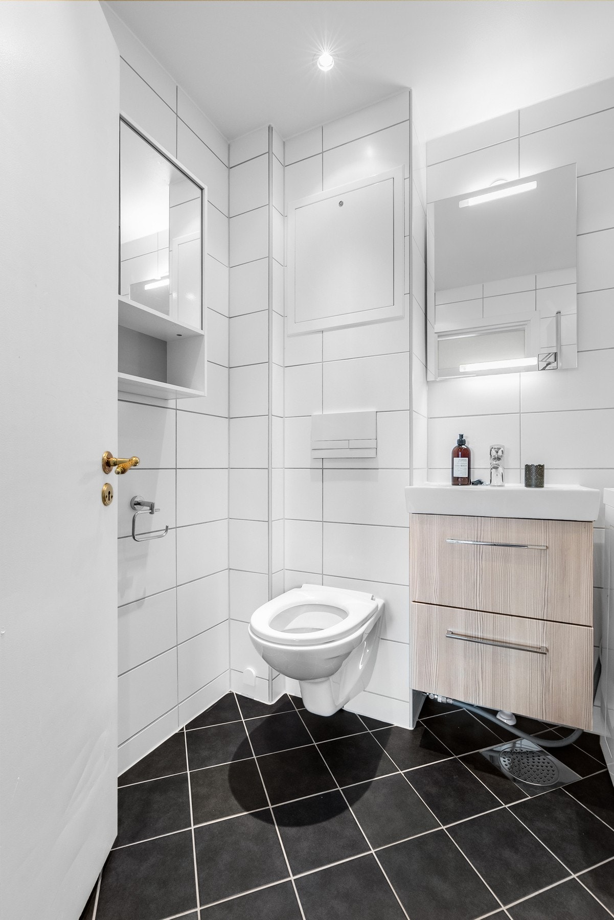 Badet ble rehabilitert i regi av borettslaget, i 2014. Det skal monteres nytt toalettlokk før overtakelse. Galleribilde