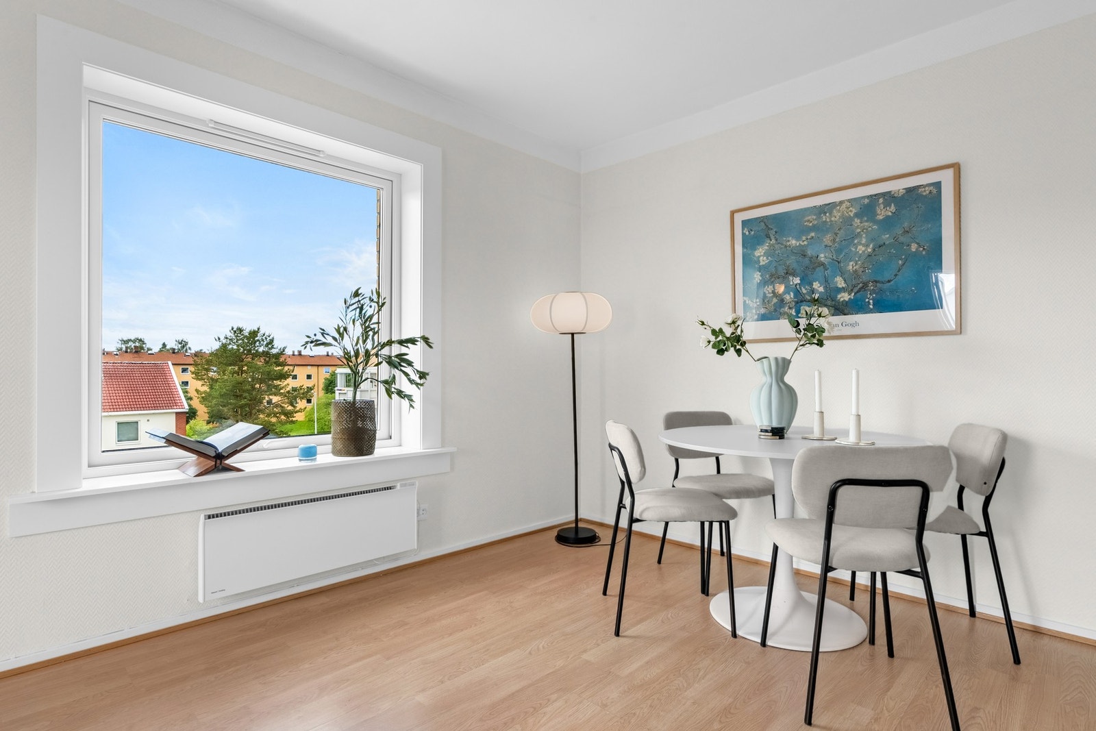 Hyggelig med spiseplass ved vinduet. Galleribilde