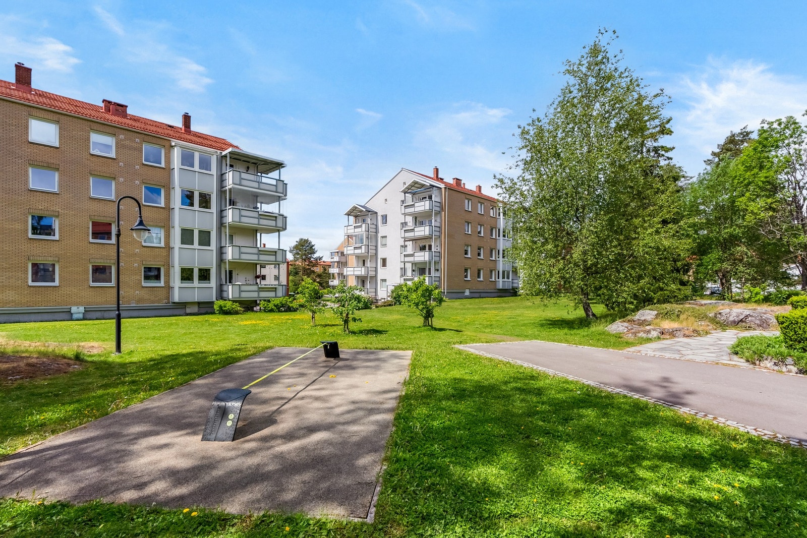 Veldrevet borettslag med sentral beliggenhet på Lambertseter. Store og pene fellesareal, til glede for borettslagets beboere. Galleribilde