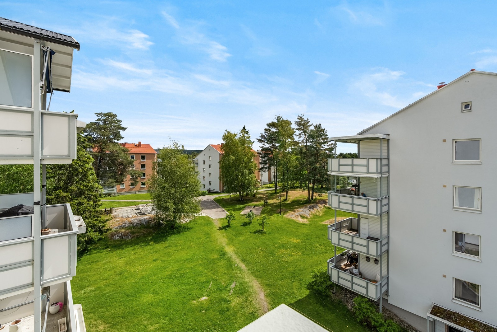 En attraktiv 2-roms toppleilighet, med fritt og hyggelig utsyn over felles grøntareal. Galleribilde