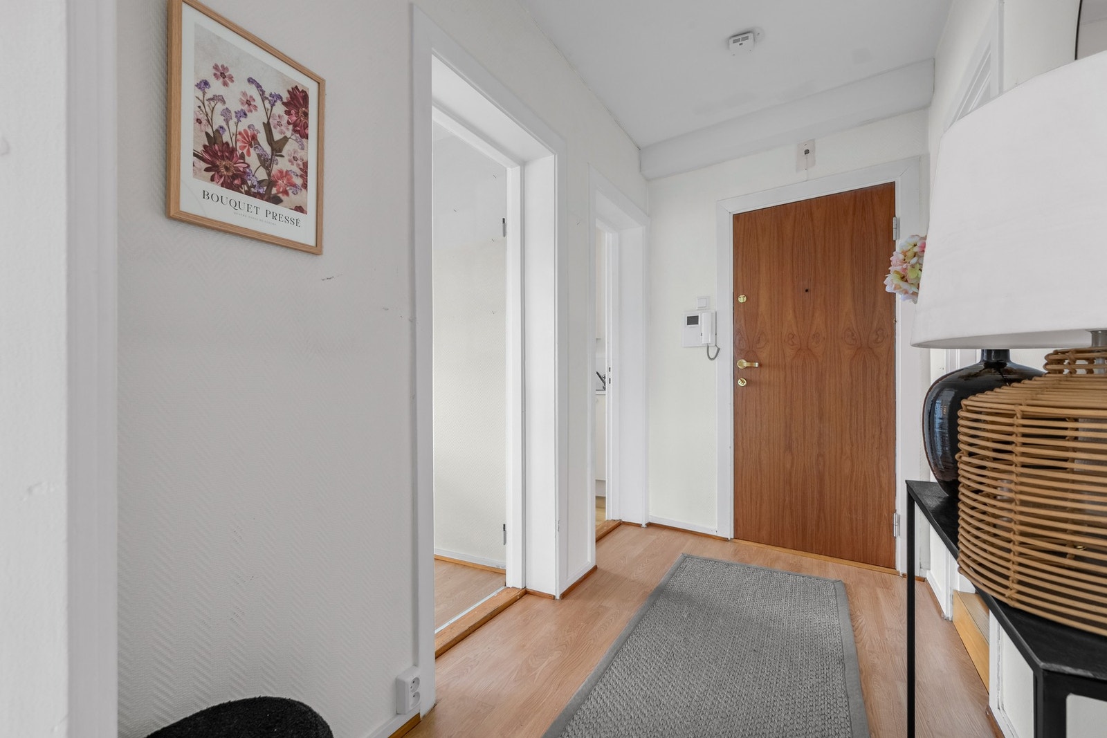 Fin entré med plass til å henge fra seg ytterklær. Entreen er utstyrt med brann- og lydklassifisert entrédør (B30/DB35), samt dørcalling. Galleribilde