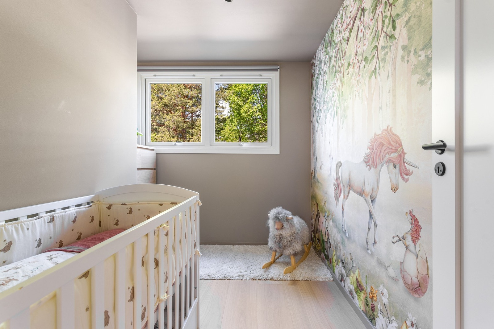 Rommene kan innredes etter behov og passer utmerket som gjesterom, kontor eller garderoberom. (ikke godkjent) Galleribilde