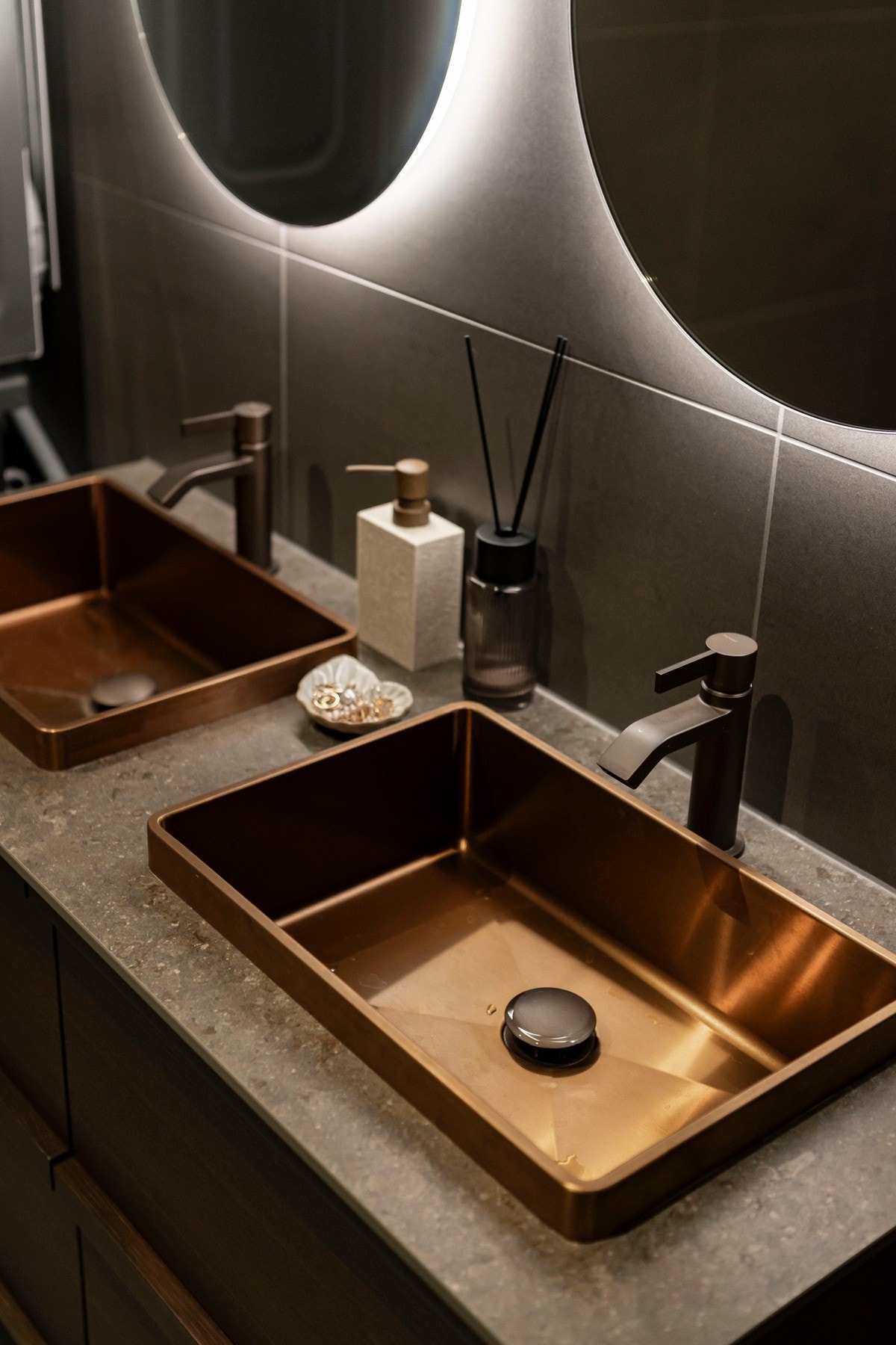 Badet har vegghengt servantinnredning med ovenpåliggende benkeplate og to nedfelte servanter, samt to speil med integrert belysning på vegg over servant. Galleribilde