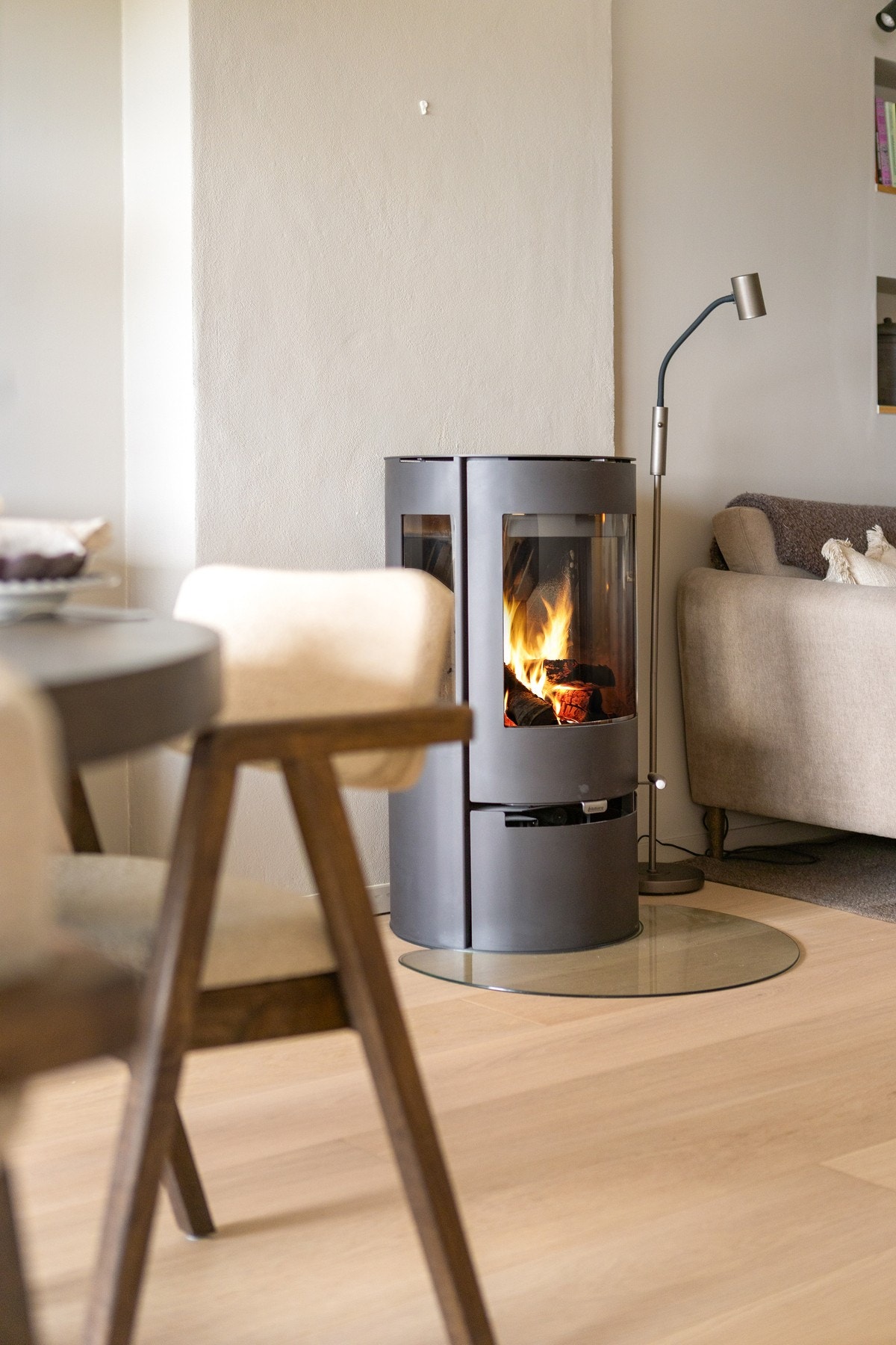 Sentralt i rommet er det en koselig peisovn med glassdører som byr på ekstra varme og lun atmosfære på kalde dager. Galleribilde