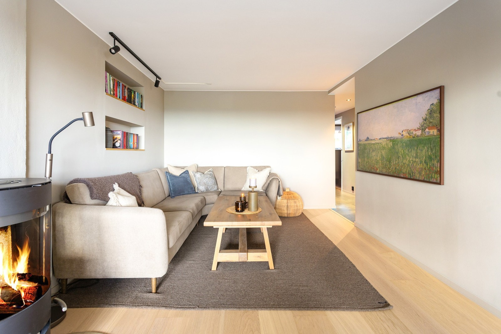 Stuen har god utforming med naturlig plass til en spisegruppe, sofa og TV med tilhørende møblement. Galleribilde