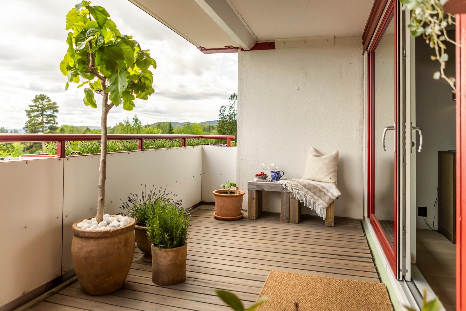 Her har du god plass til en sittegruppe, grill og dekorativ beplantning. Galleribilde