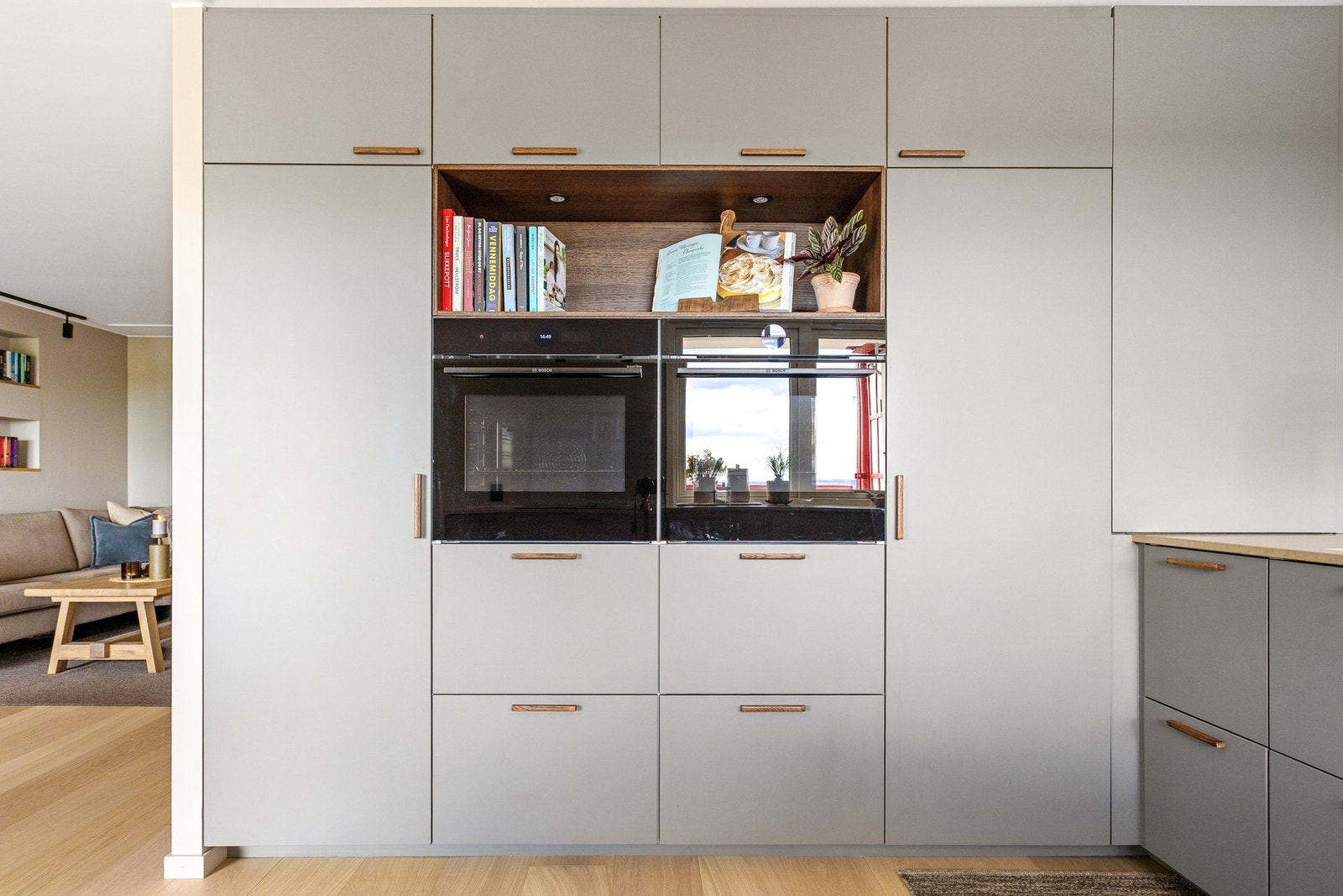 Kjøkkenet har hvitevarer bestående av kjøleskap og fryser i høyskap, to komfyrer i høyskap, samt nedfeldt induksjonsplatetopp med intergrert ventilator, som medfølger salget. Galleribilde