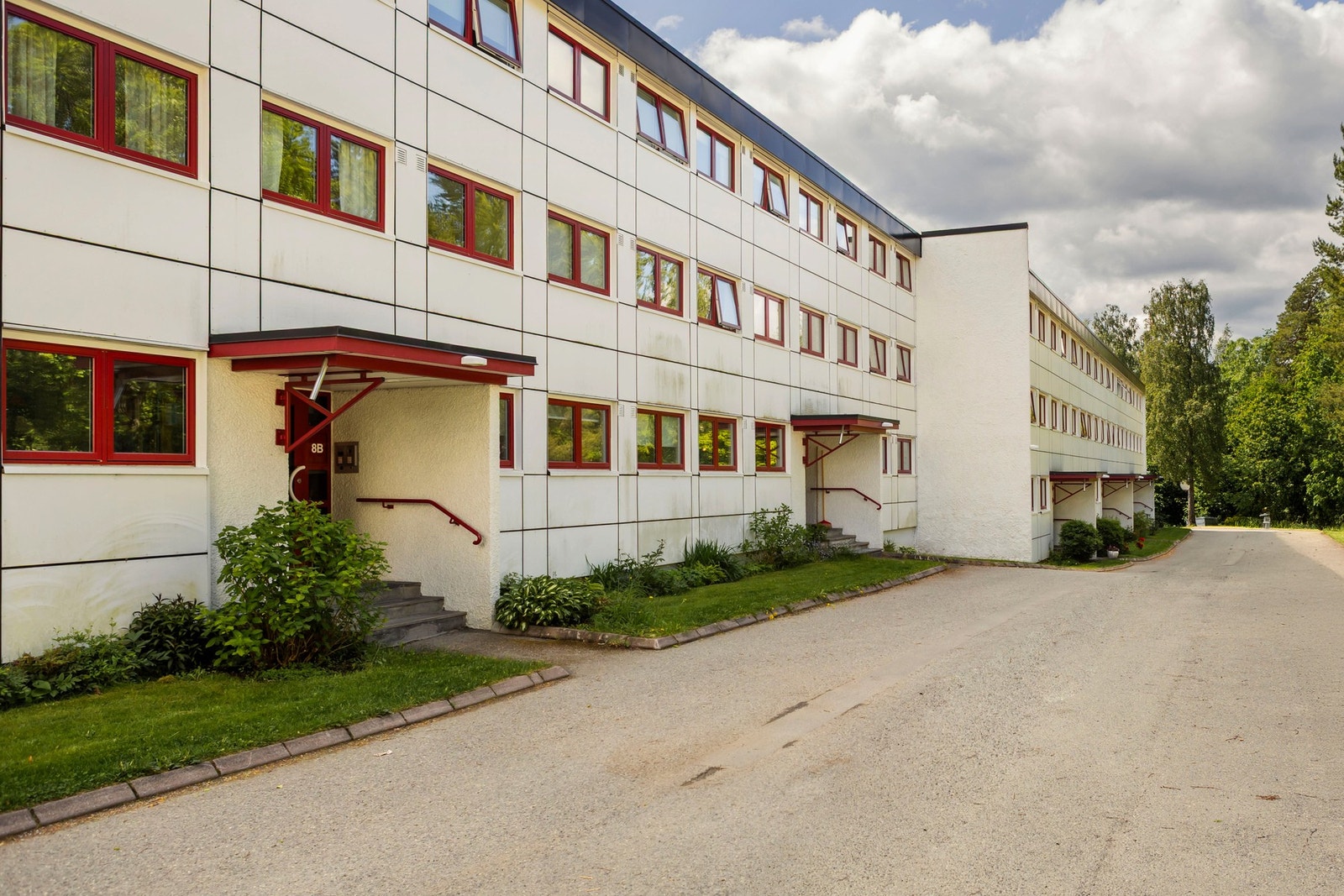 Leiligheten har enkel adkomst via felles trappegang i første etasje med callinganlegg. Galleribilde