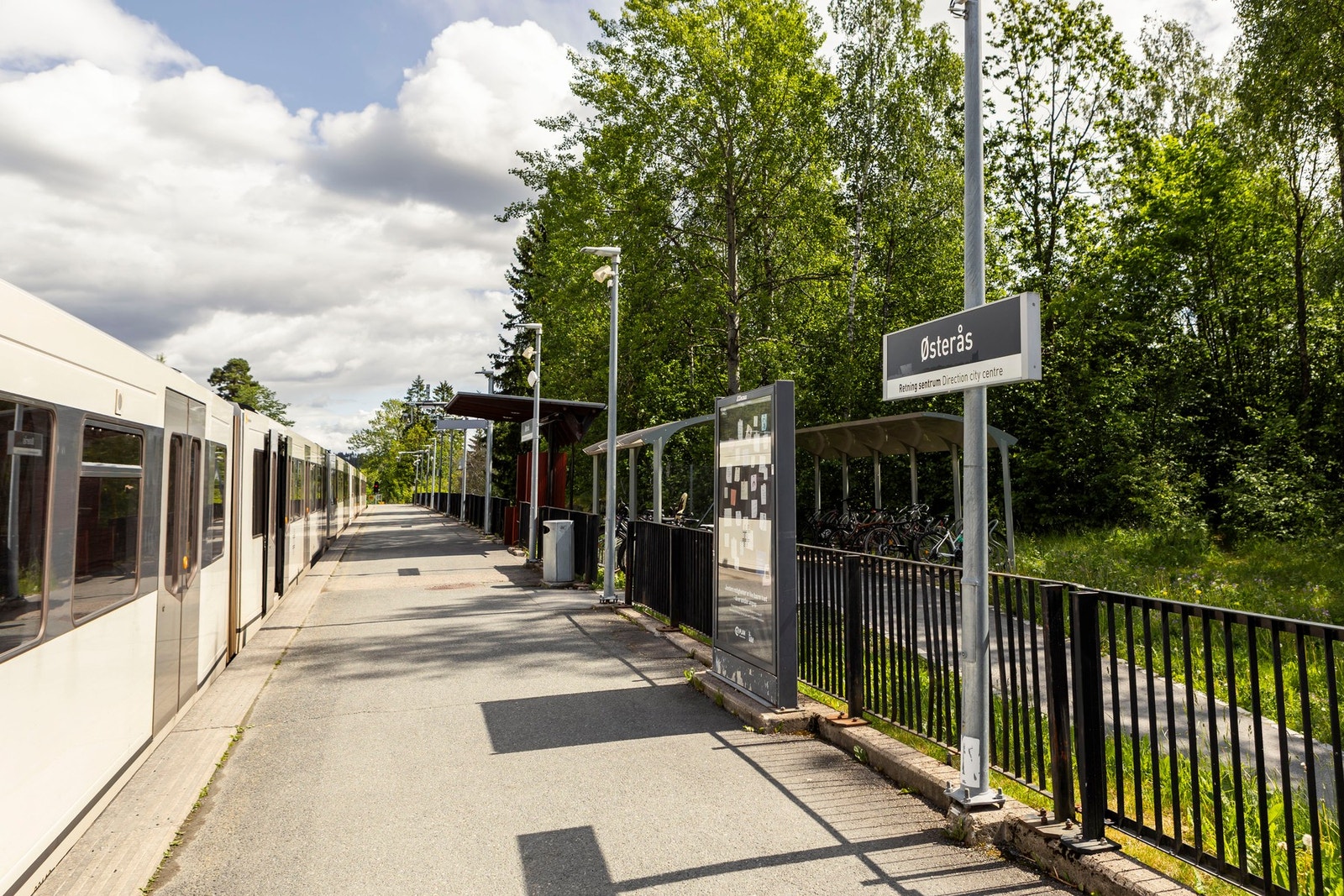 Rutebuss stopper kort vei utenfor boligen og det er kort gangavstand til T-bane. Galleribilde
