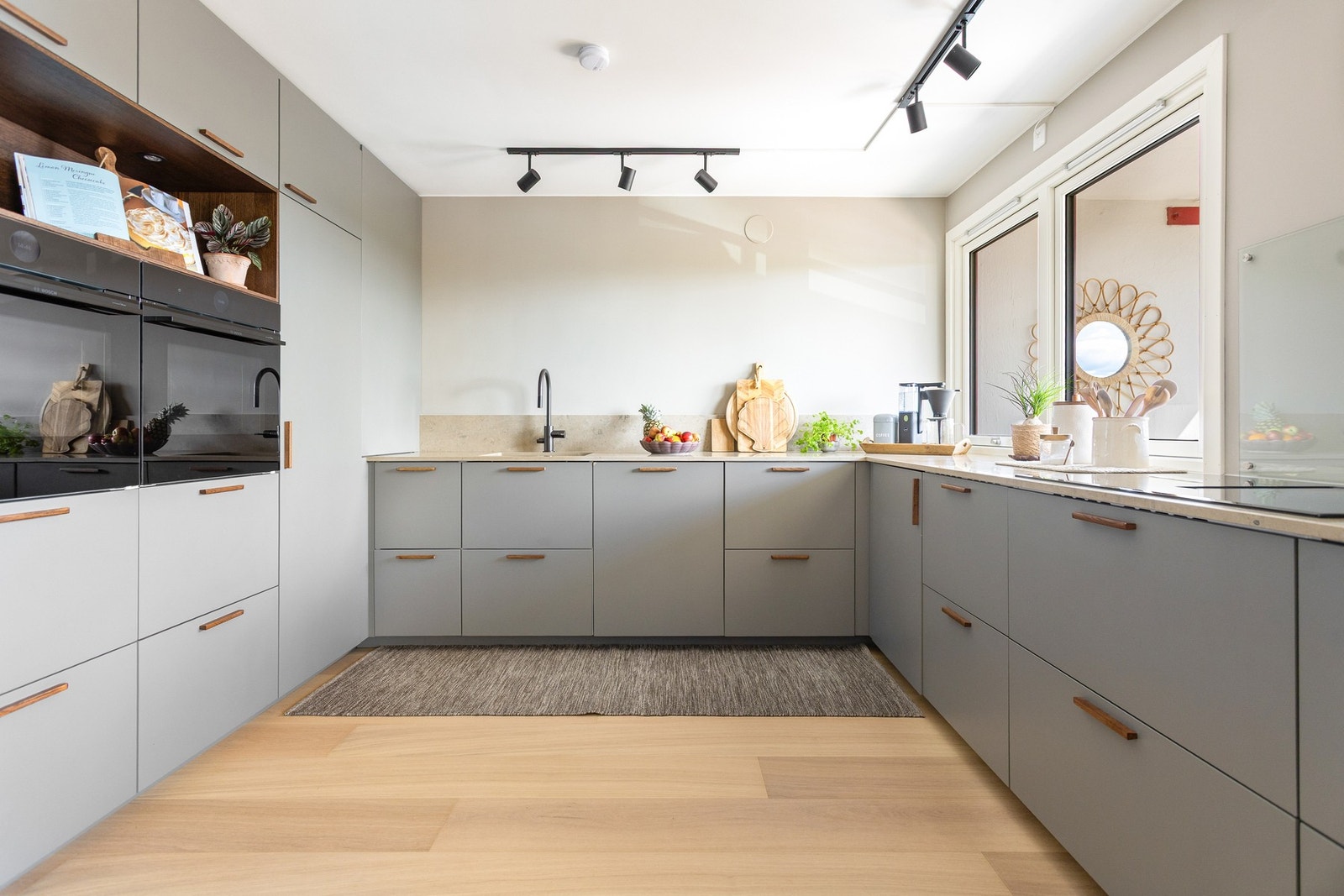 Det er god skap- og benkeplass for matlaging og oppbevaring av kjøkkenredskaper. Galleribilde