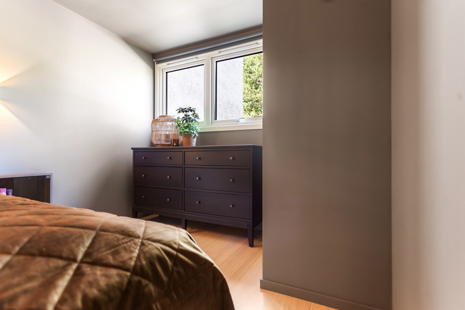 Hovedsoverommet er romslig med god plass til dobbeltseng, nattbord og dekor. Galleribilde