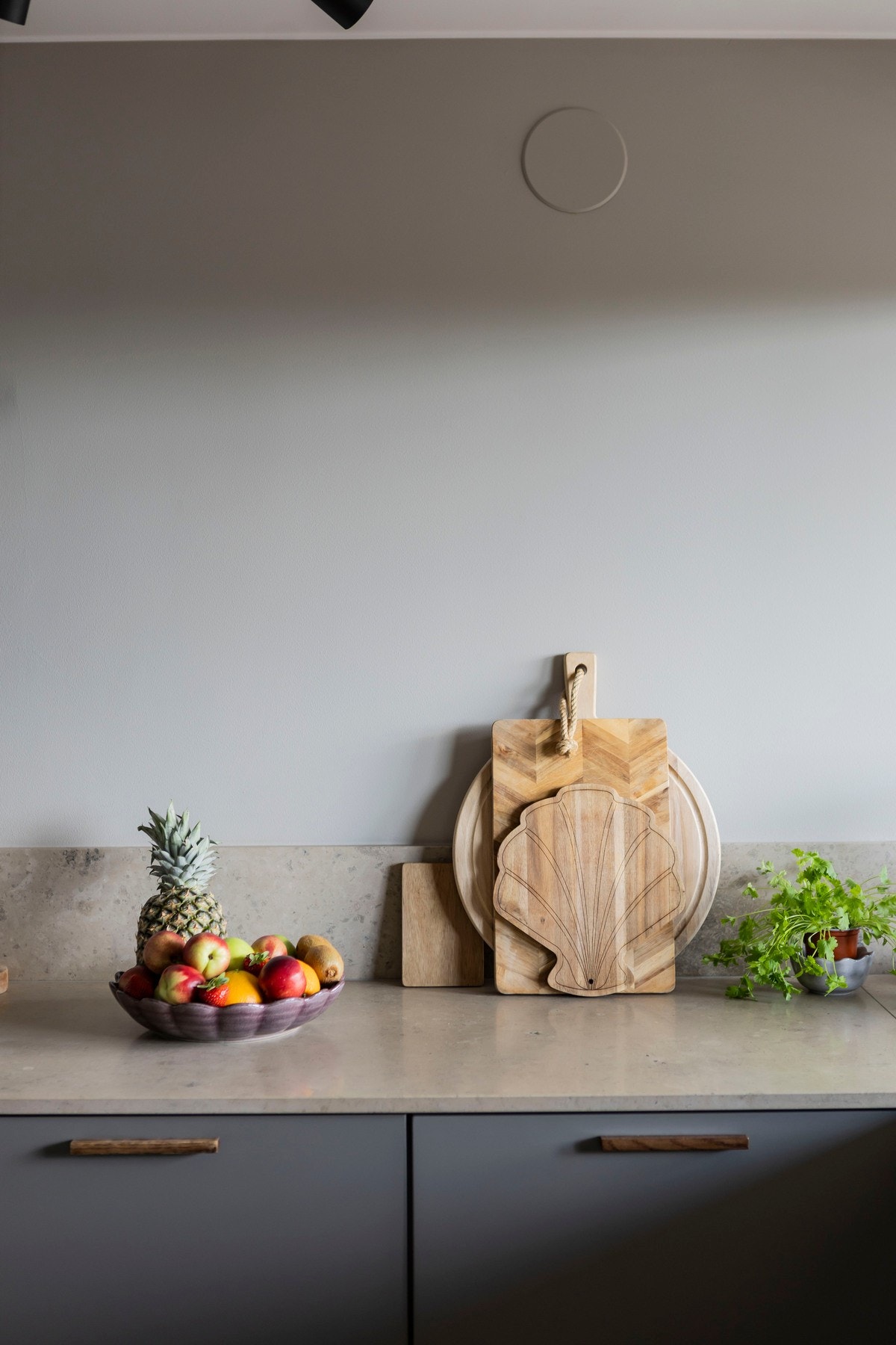 Moderne kjøkkeninnredning fra 2023 med slette fronter og benkeplater av stein med underlimt oppvaskkum. Galleribilde