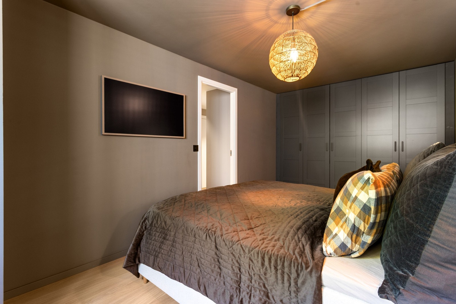 Soverommet er malt i en lekker mørktone og har heltregulv fr 2023. Galleribilde