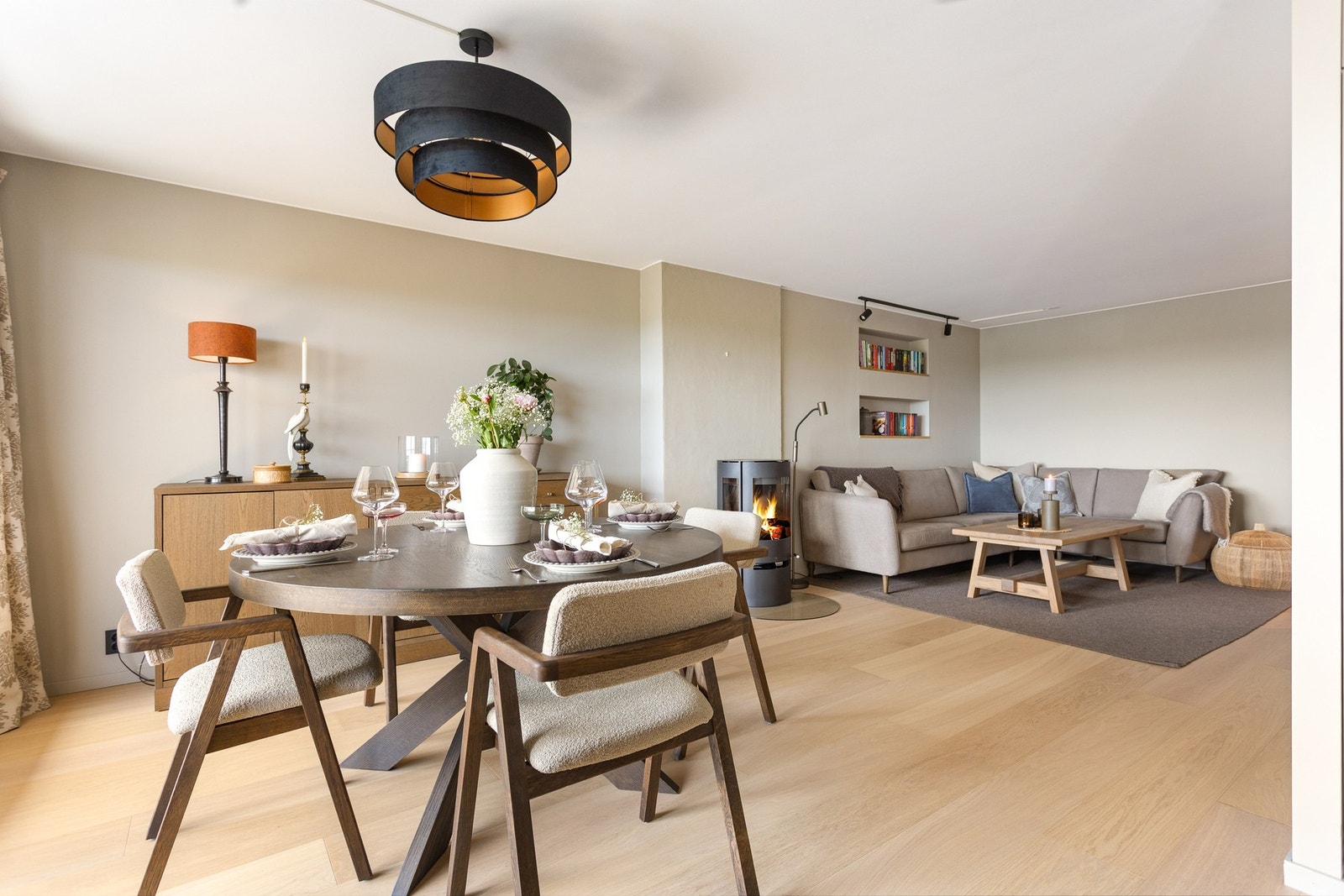 Leiligheten ble omfattende oppgradert i 2023 med blant annet nytt kjøkken, bad, elektrisk anlegg og alle overflater. Galleribilde