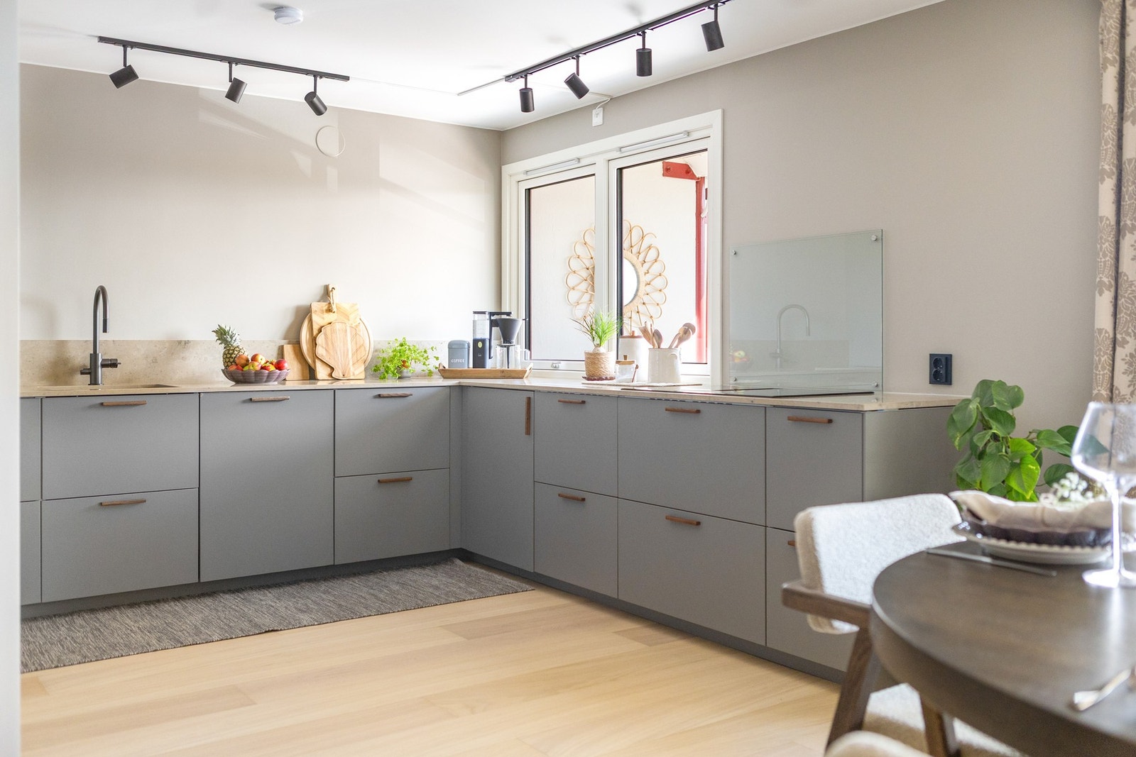 Videre er kjøkkenet utstyrt med komfyrvakt og lekkasjestopper. Galleribilde