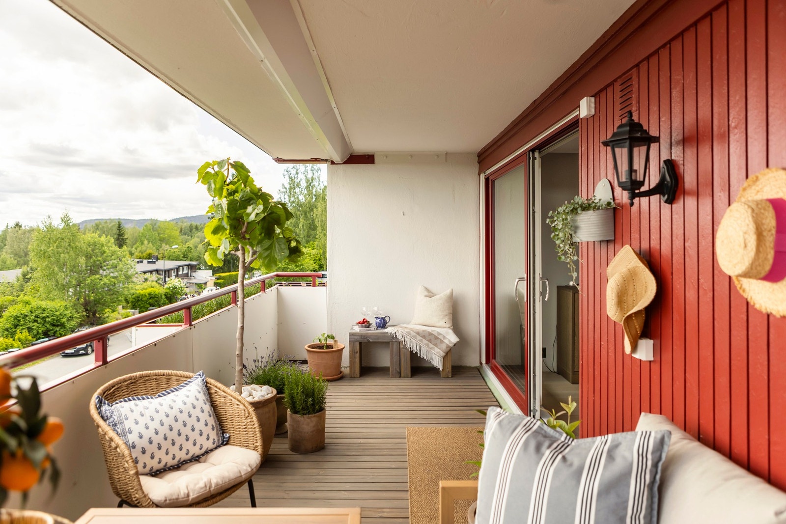 Fra stuen er det utgang til en sørvendt, overbygget balkong. Galleribilde