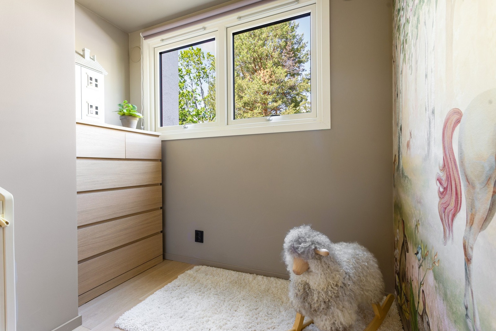 Rommene kan innredes etter behov og passer utmerket som gjesterom, kontor eller garderoberom. (ikke godkjent) Galleribilde