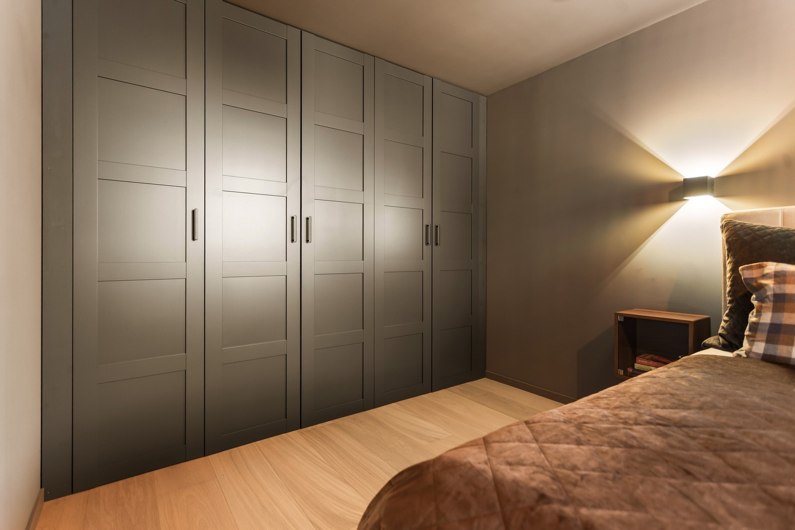 Det er satt inn et romslig garderobeskap som medfølger salget. Galleribilde