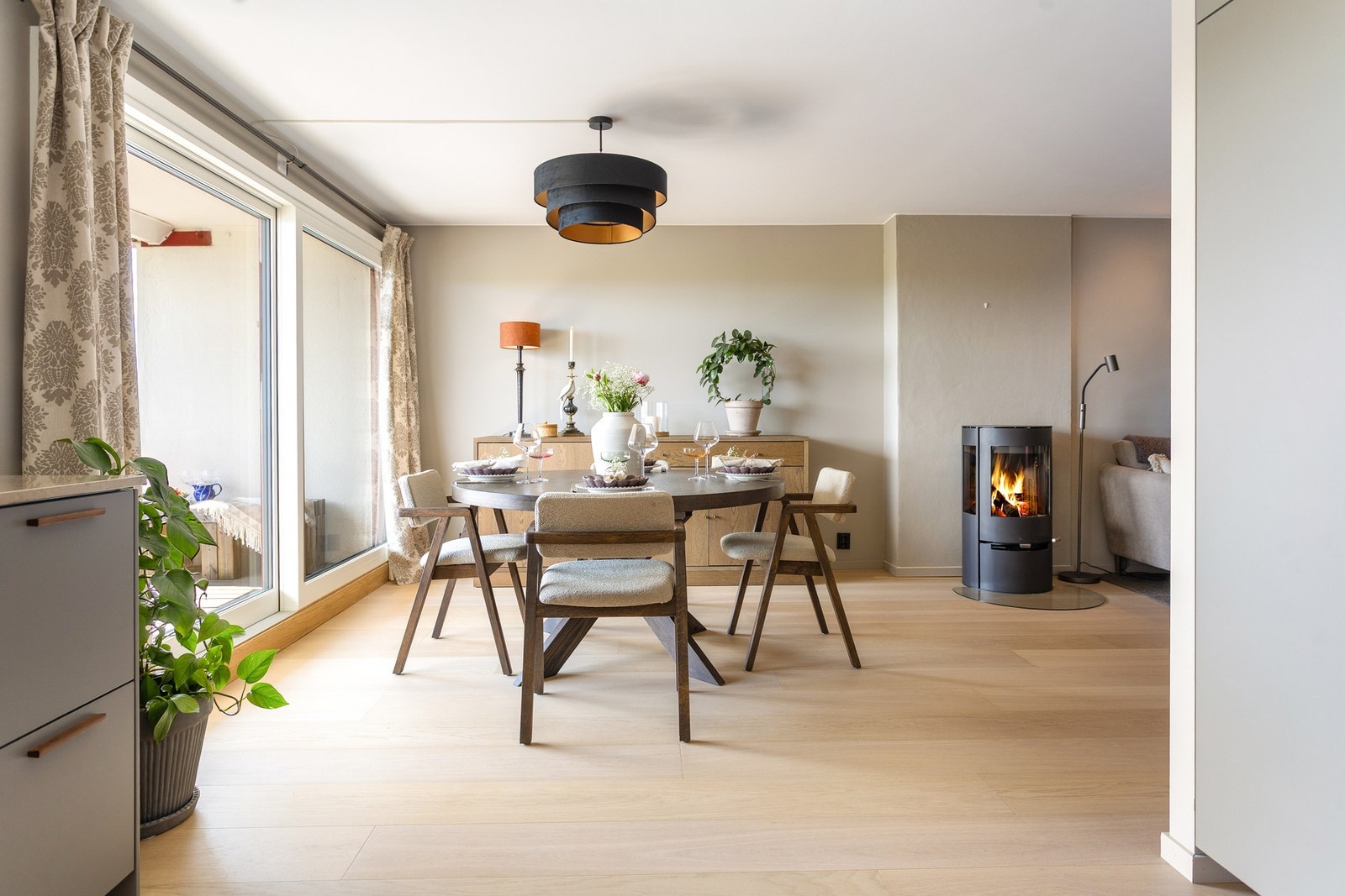 Kjøkkenet ligger i en åpen og sosial løsning med stuen - perfekt for sosiale sammenkomster. Galleribilde