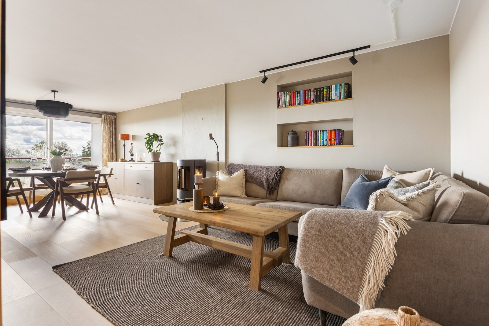 Boligens sosiale sone er innbydende med lysmalte vegger og heltregulv fra 2023. Galleribilde