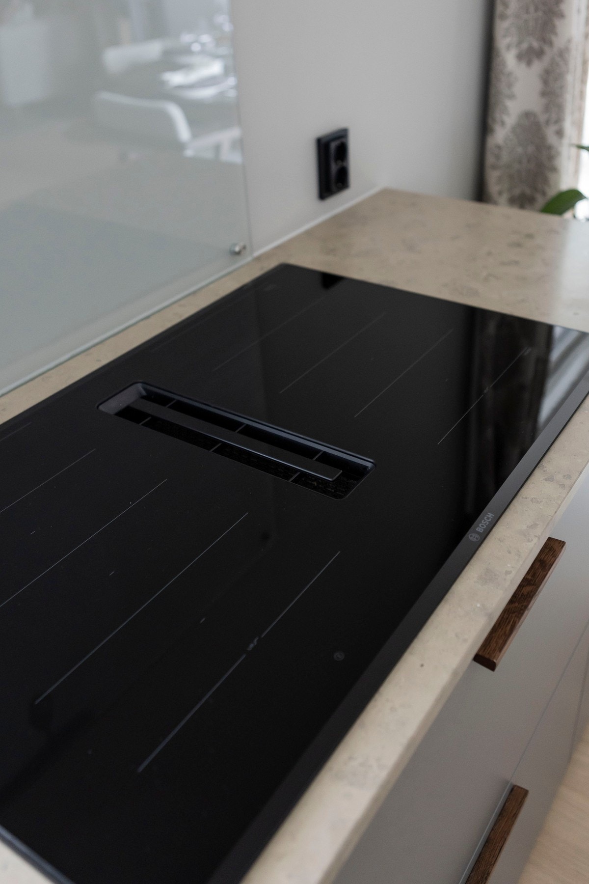 Kjøkkenet har eksklusive hvitevarer bestående av kjøleskap og fryser i høyskap, to komfyrer i høyskap, samt nedfeldt induksjonsplatetopp med intergrert ventilator, som medfølger salget. Galleribilde