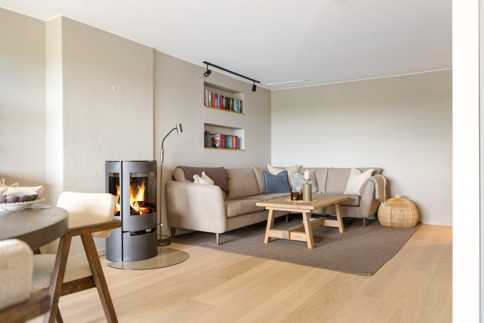 Boligens sosiale sone er innbydende med lysmalte vegger og heltregulv fra 2023. Galleribilde