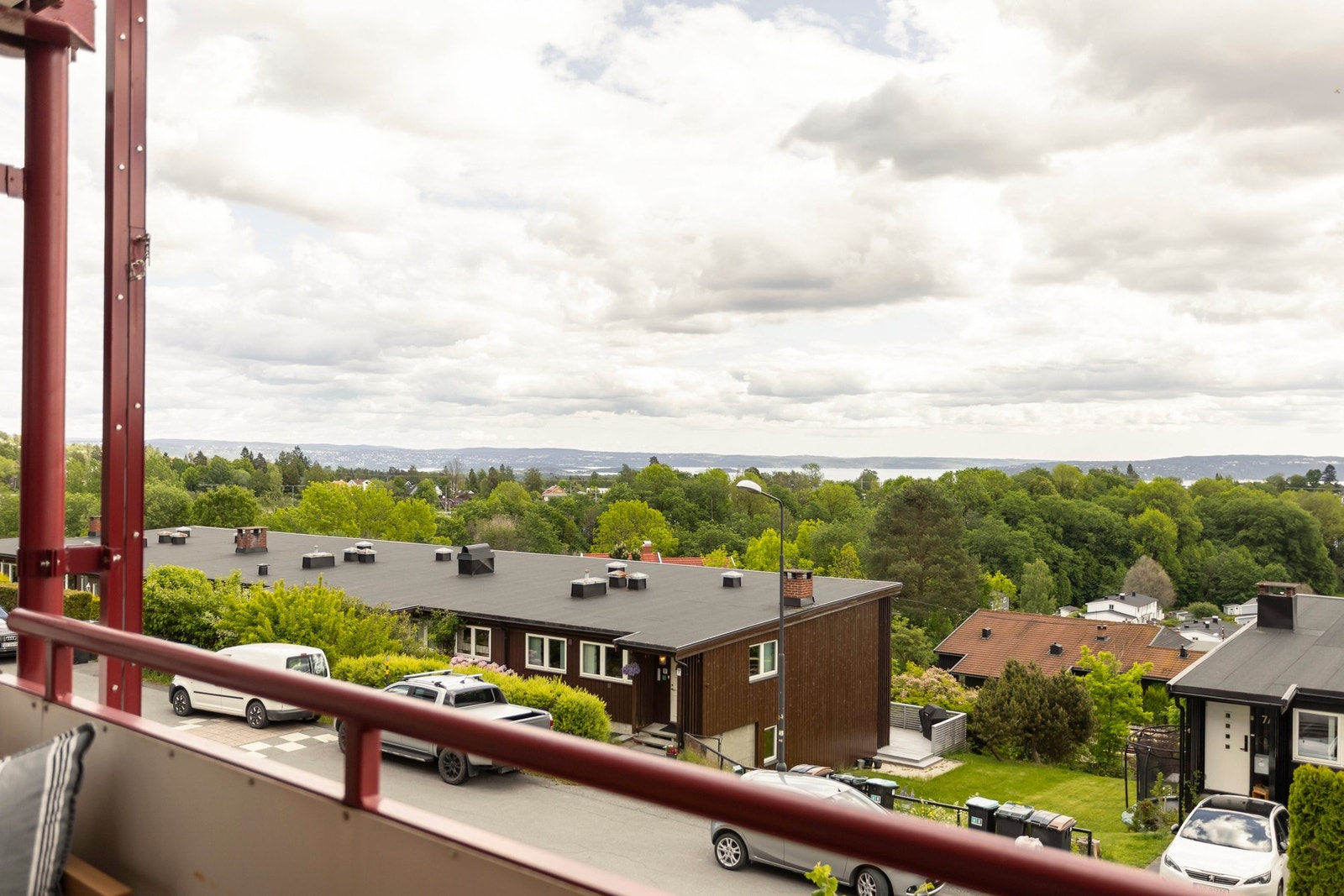 Fra balkongen har du fin utsikt som strekker seg helt til fjorden. Galleribilde