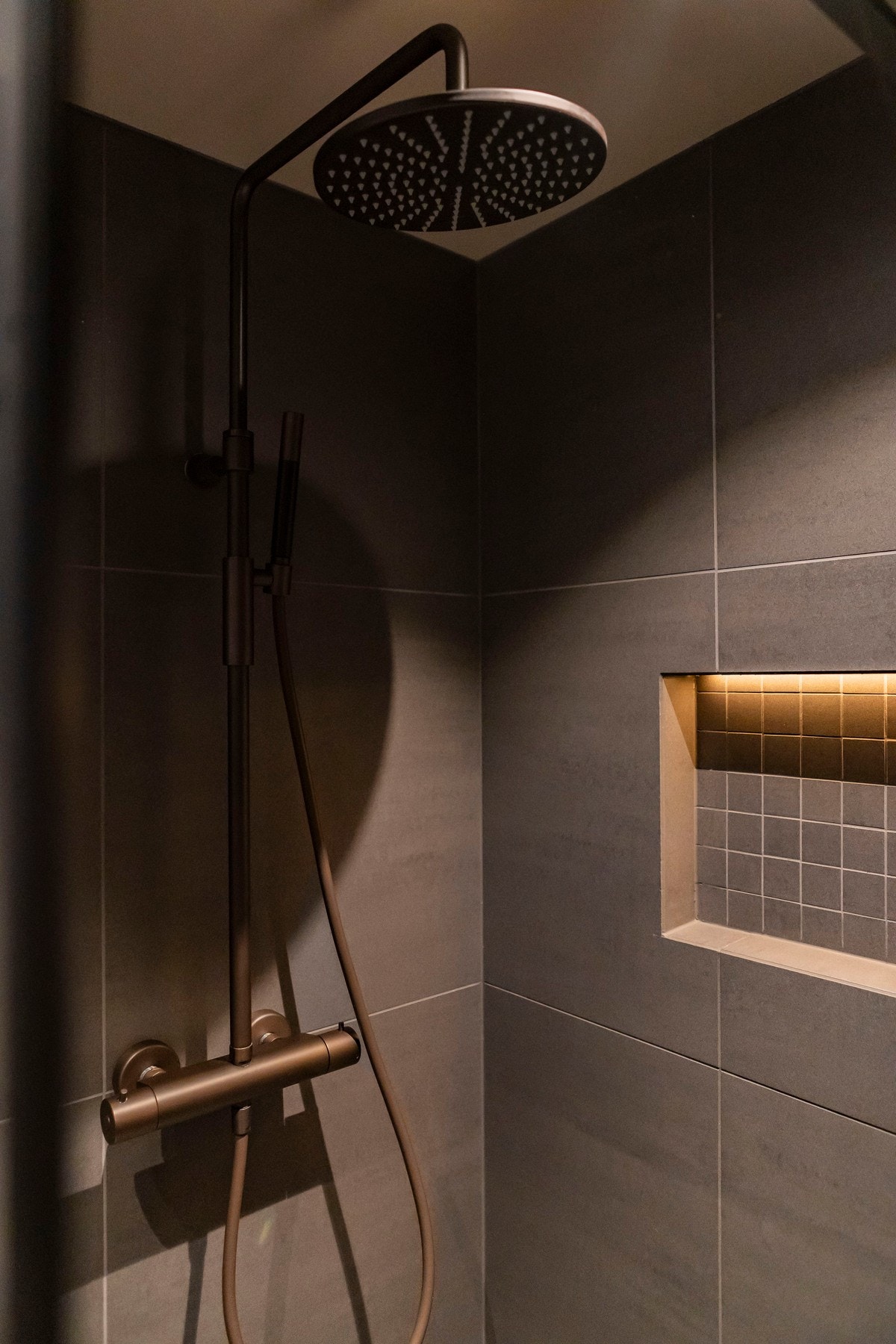 Stilfull dusjnisje med glassvegg, hånddusj og regnfallsfunksjon. Galleribilde