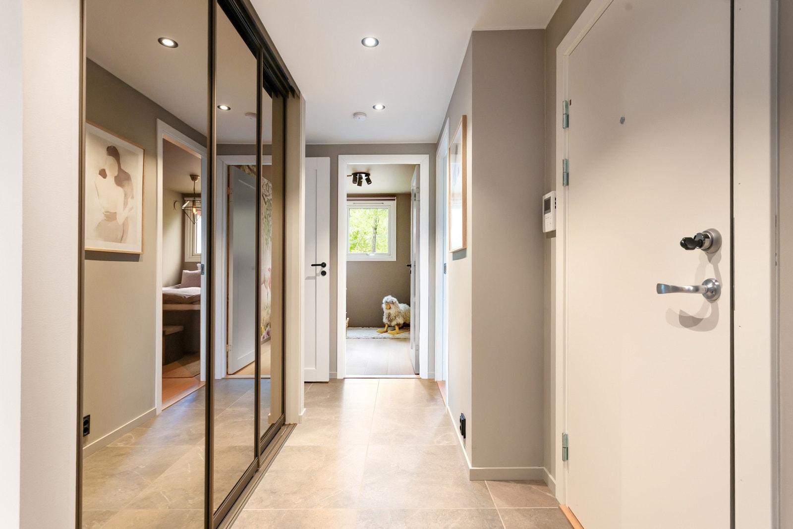 Velkommen inn! Det første som møter deg er en lys og romslig entré som gir et godt førsteinntrykk av boligen. Galleribilde