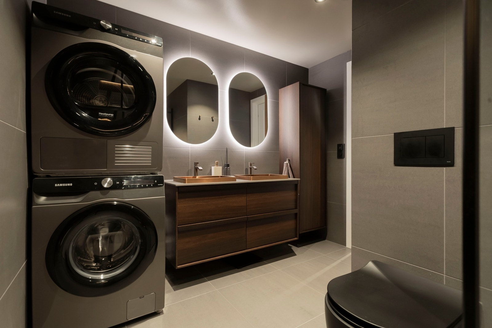 Leiligheten har et lekkert, flislagt bad oppgradert i 2023. Galleribilde