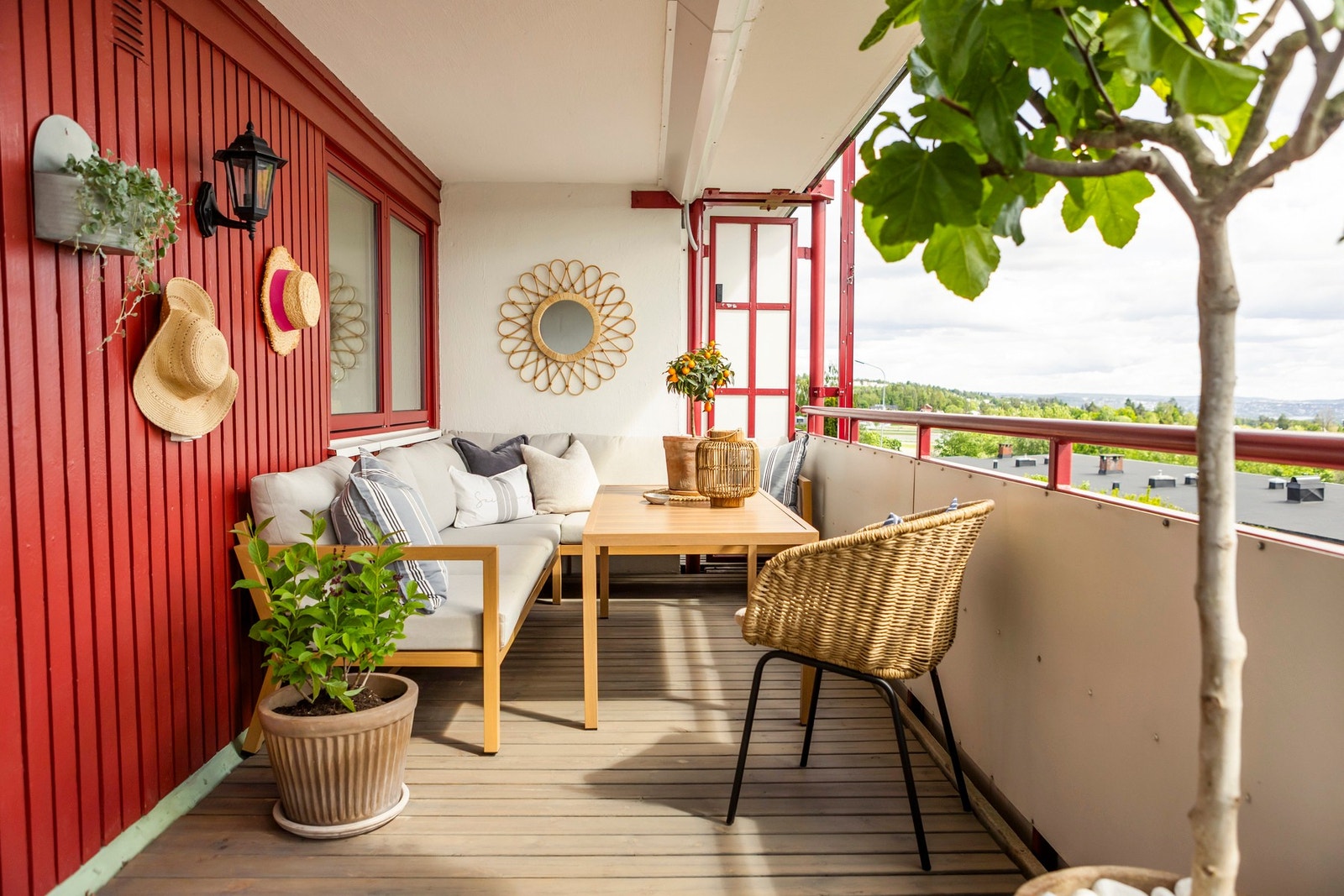 Leiligheten fikk nylig skiftet ut alle vinduer, balkongdør og ytterdør, i regi av borettslaget. Det ble da installert skyvedør ut til balkongen. Galleribilde