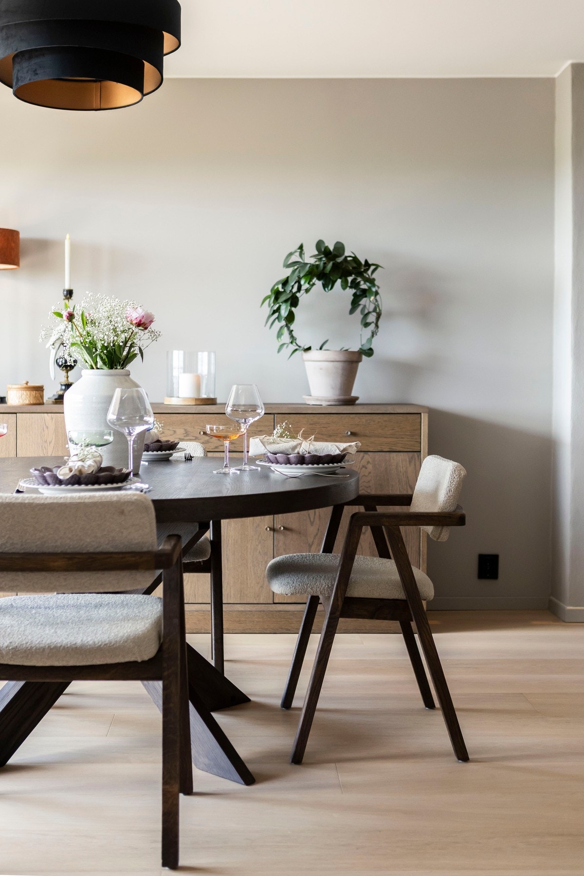 Stuen har god utforming med naturlig plass til en spisegruppe, sofa og TV med tilhørende møblement. Galleribilde