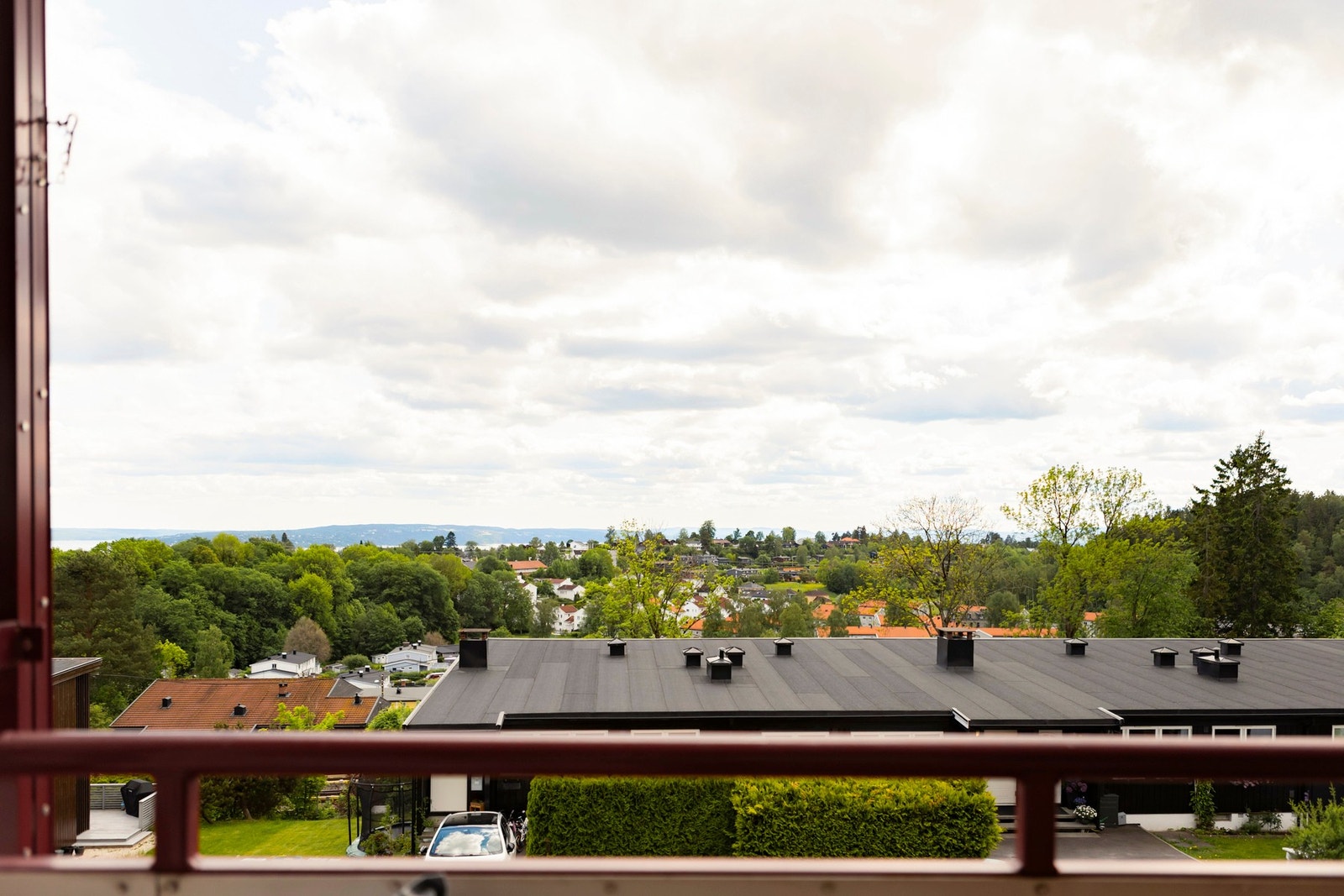 Fra balkongen har du fin utsikt som strekker seg helt til fjorden. Galleribilde